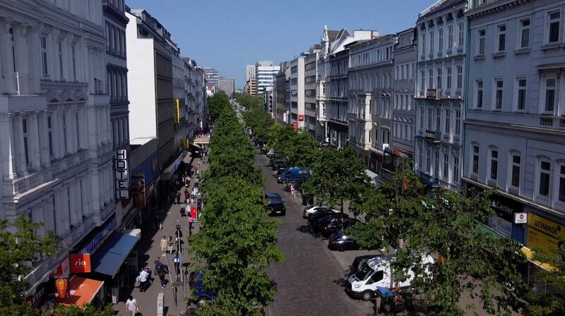 Die Nordstory guckt hinter die Kulissen von Hamburgs buntestem Boulevard. – Bild: NDR