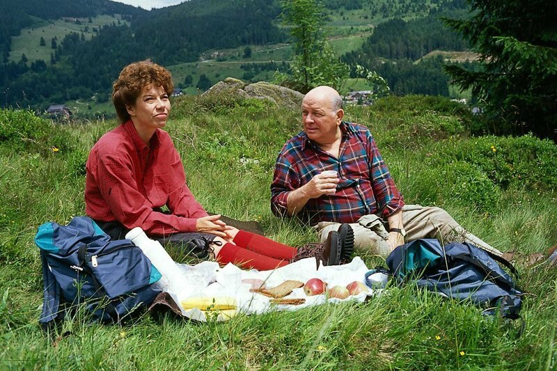 Frau Michaelis (Evelyn Hamann) genießt mit ihrem Nachbar, Herrn Pohl (Wolfgang Wahl), die Wanderung durch den Schwarzwald. – Bild: ZDF und Thomas Waldhelm./​Thomas Waldhelm