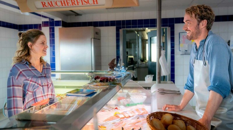 Eva (Jennifer Ulrich, li) und Christian (Max Woelky, re.) sind sich auf Anhieb sympathisch – Bild: ARD Degeto/​Boris Laewen