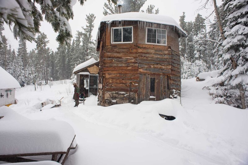 Ward, CO: Derik standing in the snow, outside of his house. – Bild: Copyright © The National Geographic Channel.