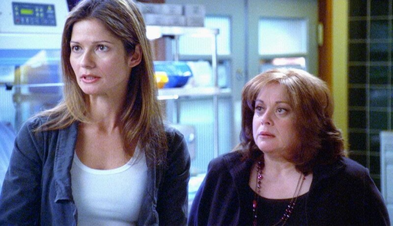 Kein leichter Job: Jordan (Jill Hennessy, l.) muss einer Mutter (Donna Pescow) die Nachricht überbringen, dass ihre Tochter bei einem Autounfall ums Leben kam. – Bild: RTL /​ NBC Universal.