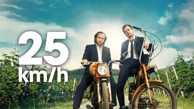25 km/h – Artwork – Bild: 2018 Sunny Side Up GmbH and Deutsche Columbia Pictures Filmproduktion GmbH. All Rights Reserved. Lizenzbild frei 25 km/h – Artwork – Bild: 2018 Sunny Side Up GmbH and Deutsche Columbia Pictures Filmproduktion GmbH. All Rights Reserved. Lizenzbild frei