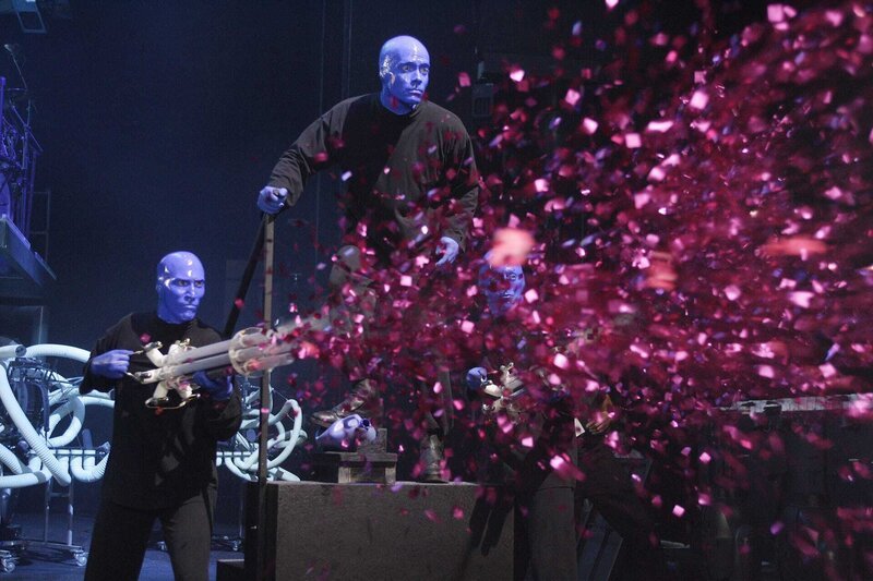 Als plötzlich J.D. bei ihnen auf der Bühne steht, ist die Blue Man Group völlig überrascht … – Bild: Touchstone Television Lizenzbild frei