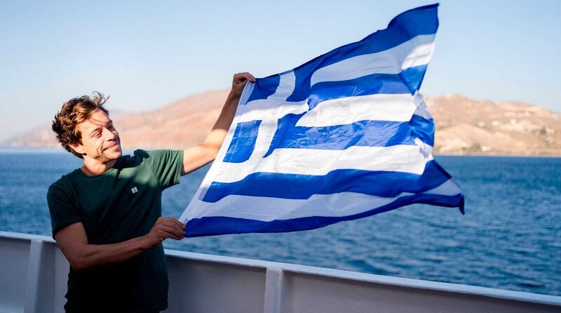 Tobi reist quer durch Griechenland. Er lernt die Sprache, die Menschen und das gute Essen kennen – ein richtiges Abenteuer! – Bild: BR/​megaherz gmbh/​Hans-Florian Hopfner