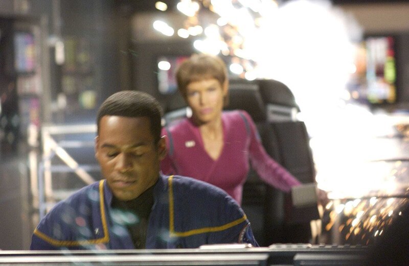 Bei dem Versuch Archer aus den Fängen von Dr. Soong zu befreien, wird die Enterprise attackiert. T’Pol (Jolene Blalock, r.) und Mayweather (Anthony Montgomery, l.) versuchen das Raumschiff in Sicherheit zu bekommen … – Bild: SyFy