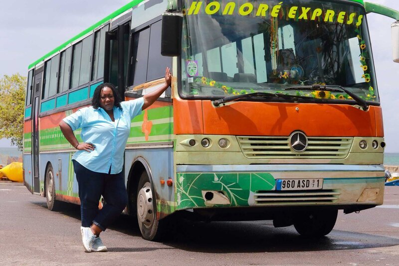 Butterfly Brown (Chizzy Akudo) ist die Busfahrerin des Expressbusses nach Honore. – Bild: ZDF und Denis Guyenon./​Denis Guyenon