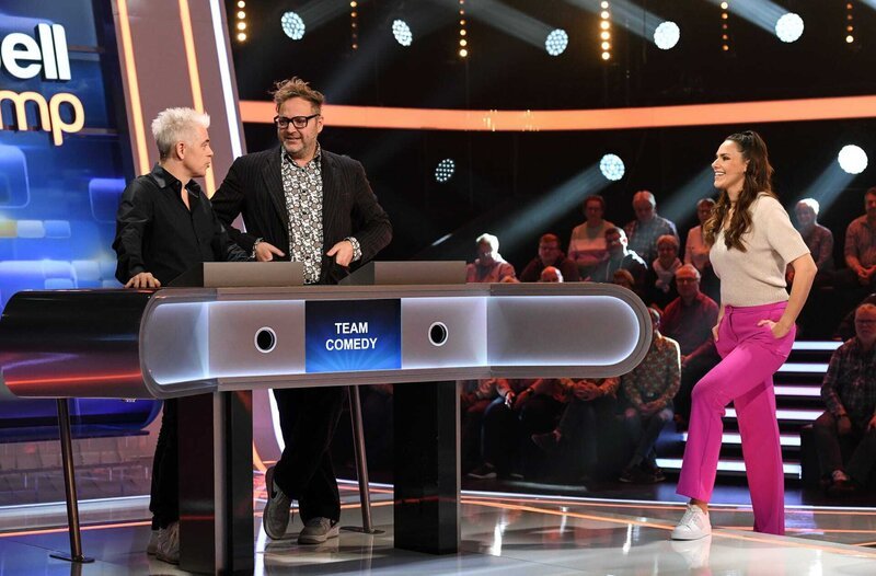 Moderatorin Esther Sedlaczek (r.) mit den Kandidaten des Teams „Comedy“: Michael Mittermaier (l.) und Paul Panzer (2.v.l.). – Bild: ARD/​Uwe Ernst