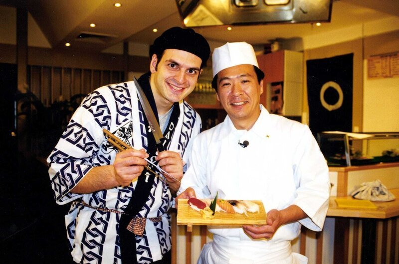Eigentlich wollte Kaya, (l.) nur `nen Happen schnappen - nun zeigt ihm der japanische Chefkoch Kiyoshi Hayamizu (r.), wie man Sushi selber macht. – Bild: SAT.1 /​ Guido Engels Eigenproduktionsbild frei