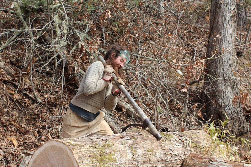 Mars Hill, NC, USA: Tony tries to move a log. (Photo Credit: National Geographic Television/​Lindsay Cooper) – Bild: Lindsay Cooper /​ National Geographic Television/​L /​ National Geographic Channels /​ National Geographic Television
