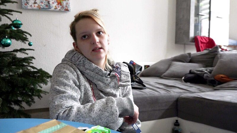 Die alleinerziehende Janine (20) kann das Geld für das Kita-Mittagessen nicht aufbringen – Bild: RTL Zwei
