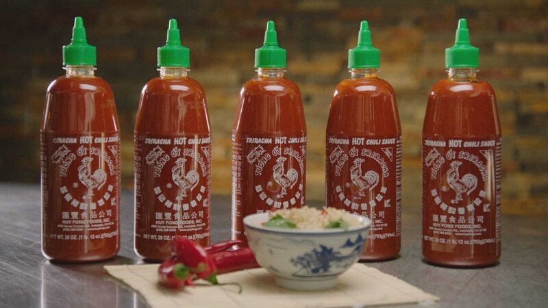 An one-man operation has grown into a massive hot-sauce empire that now sells more than 40 million bottles of spicy Sriracha every year. – Bild: Cineflix 2015 /​ Cineflix 2015