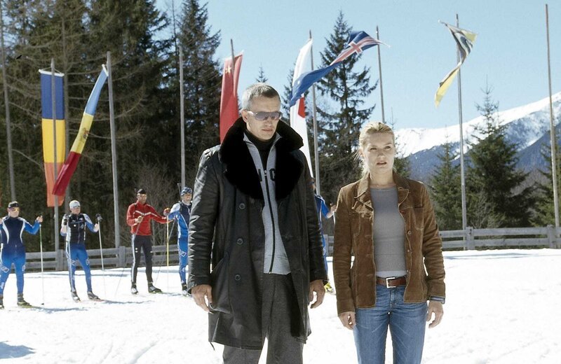 Satori (Markus Böker) ist sich sicher, dass Anke Ritter (Lucia Gailova) etwas verschweigt, aber er weiß nicht, ob sie Angst oder etwas zu verbergen hat. – Bild: ORF/​ZDF/​Christian A. Rieger