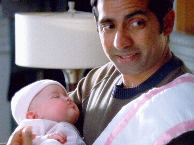 Bug (Ravi Kapoor) macht sich gut als Ersatzpapa für die kleine Madeleine. – Bild: RTL /​ NBC Universal.