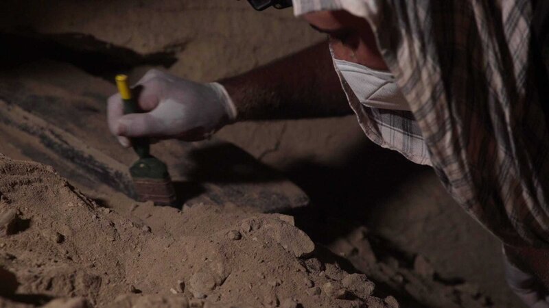 Dem Ausgrabungsteam rund um Dr. Mostafa Wazari gelingt eine seltene Entdeckung: eine 2.500 Jahre alte Grabkammer mit über 100 Särgen. – Bild: ZDF und ©2022 Viacom International Inc