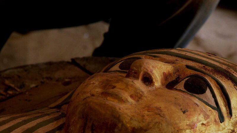 Diese Mumie ist über 2.000 Jahre alt und eine Rarität, denn die Frau hat ein goldenes Gesicht. – Bild: ZDF und ©2022 Viacom International Inc