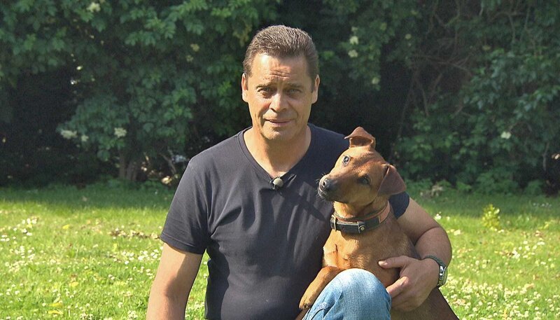 Der zweijährige Sprengstoffspürhund Rufus mit Herrchen Henrik Sielaff. – Bild: 5ǀ14 FILM/​BR/​NDR