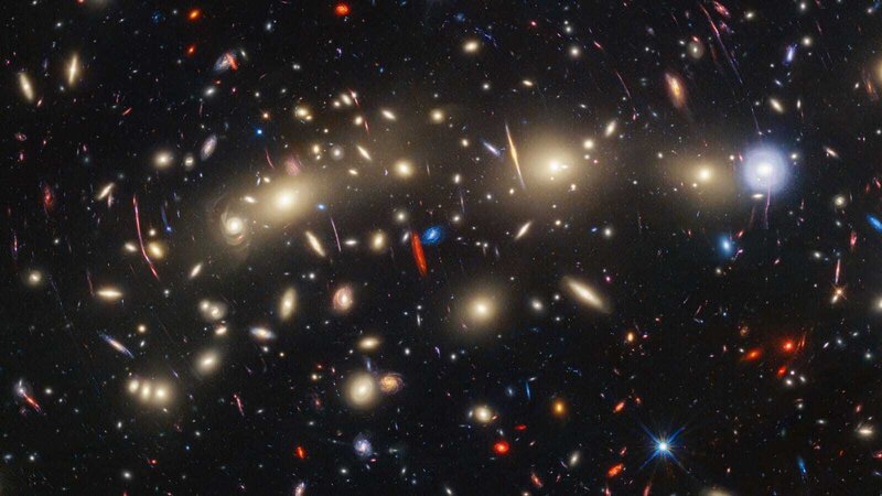 Dieses Bild zeigt eine Aufnahme des James-Webb-Teleskops von MACS0416, einen gigantischen Galaxienhaufen, der etwa 4,3 Milliarden Lichtjahre von der Erde entfernt ist. – Bild: WELT