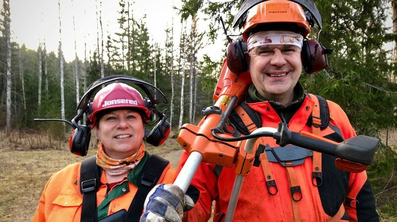 Glücklich bei der Waldarbeit: Ärztin und Arzt Anu und Antii Niemi aus Nordkarelien – Bild: ZDF und NDR.