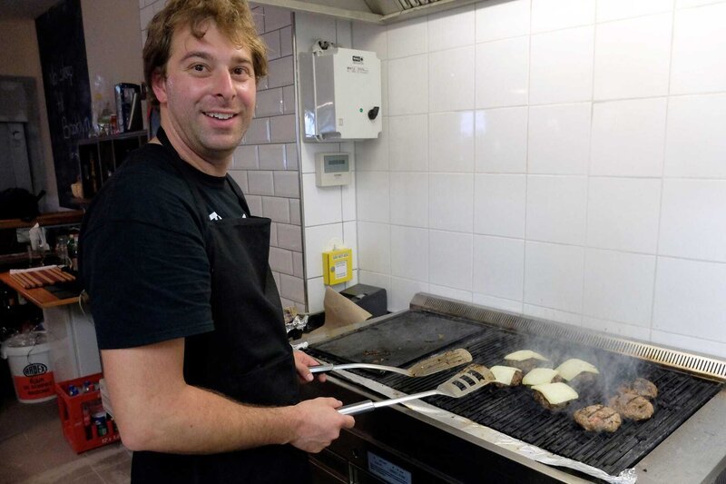 Ein amerikanischer Traum wird wahr, in Kiel: „John’s Burgers.“ – Bild: NDR/​Uli Patzwahl
