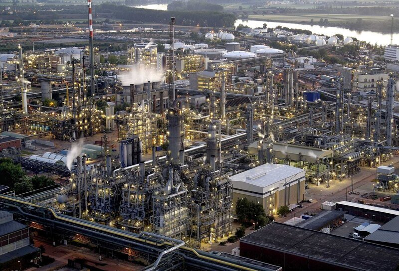Mit einer Fläche von rund 64.000 Quadratmetern, was etwa einer Größe von 13 Fußballfelder entspricht, ist der Steamcracker II die größte einzelne Anlage am Standort Ludwigshafen. Der Cracker ist auch das „Herzstück“ der Verbundproduktion. Seit 1981 ist der Steamcracker II in Betrieb und spaltet unter Zusatz von Wasserdampf bei etwa 850 Grad Celsius Rohbenzin auf. Dabei entstehen im wesentlichen Ethylen und Propylen, welches beides unverzichtbare Grundstoffe für die Herstellung vieler Produkte in Ludwigshafen sind. – Bild: SWR/BASF SE / SWR Presse/Bildkommunikation Mit einer Fläche von rund 64.000 Quadratmetern, was etwa einer Größe von 13 Fußballfelder entspricht, ist der Steamcracker II die größte einzelne Anlage am Standort Ludwigshafen. Der Cracker ist auch das „Herzstück“ der Verbundproduktion. Seit 1981 ist der Steamcracker II in Betrieb und spaltet unter Zusatz von Wasserdampf bei etwa 850 Grad Celsius Rohbenzin auf. Dabei entstehen im wesentlichen Ethylen und Propylen, welches beides unverzichtbare Grundstoffe für die Herstellung vieler Produkte in Ludwigshafen sind. – Bild: SWR/BASF SE / SWR Presse/Bildkommunikation