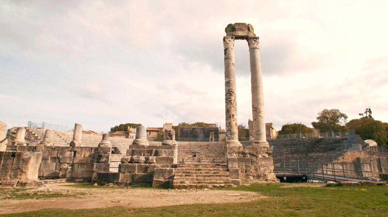 Die vielen römische Denkmäler in Arles zeugen von dem großen Wohlstand, den die Stadt in der Antike erwarb. – Bild: phoenix/​ZDF/​La famiglia 2021