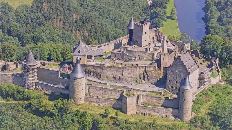 Die Burg Bourscheid ist die größte Burgfeste Luxemburgs im Norden des Landes. – Bild: ZDF und Skyworks 2022./​Skyworks 2022