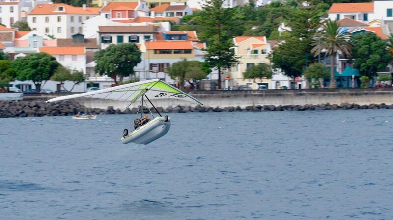 Bryan Eaton beim Abheben mit seinem „Fliegenden Beiboot“ im Hafen der Stadt Horta auf der Insel Faial. – Bild: BR/​NDR/​planetfilm/​Sina Diehl/​Sina Diehl