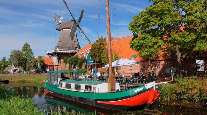 Windmühlen und Schiffe auf dem Moorkanal das ist typisch Ostfriesland – Bild: NDR