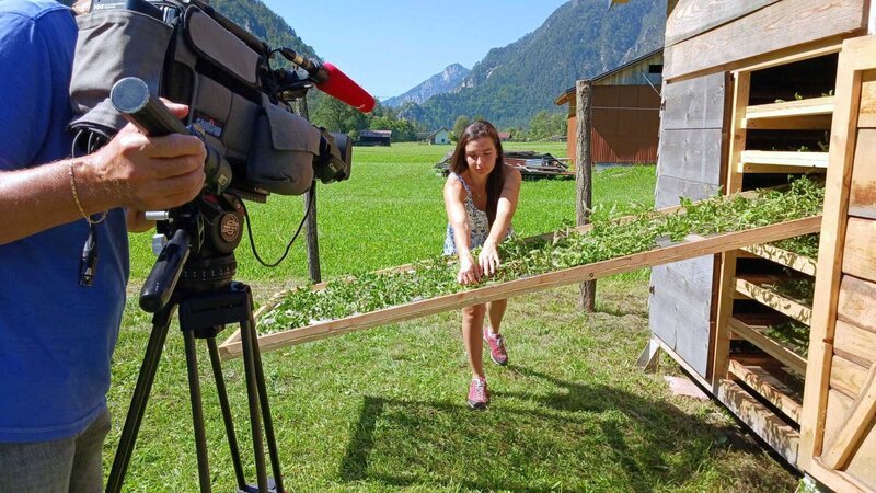 Aus der ehemaligen Schirennläuferin Arianna Stocco ist eine Kräuterbäuerin in Oggovizza geworden. – Bild: ORF/​ORF-K