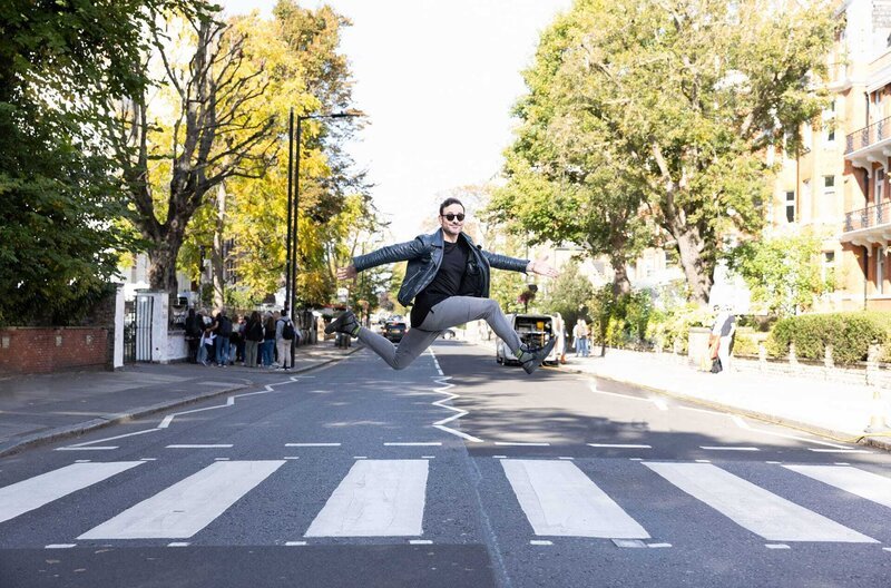 Auf den Spuren der Größten: Eric Gauthier tanzt über die Abbey Road. – Bild: ZDF und SWR/​Jeanette Bak.