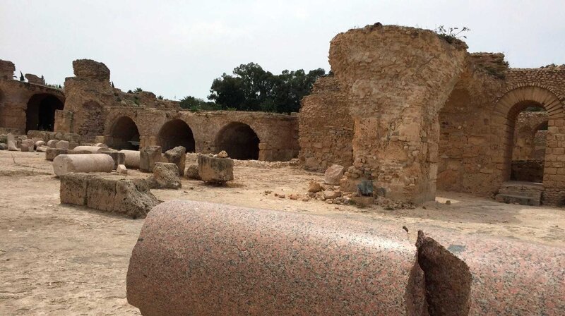 Die Antoninus-Pius-Thermen aus römischer Zeit sind in Karthago eines der beliebtesten und besterhaltenen archäologischen Fundorte der Stadt. – Bild: PHOENIX/​ZDF/​Sahar Eslah