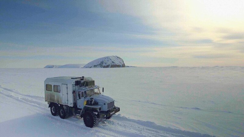 Die Polarstraße in Sibirien führt durch und über das Eis der Flüsse, die im Winter zu Straßen werden. +++ – Bild: RTL /​ MedienKontor/​ Yuri Burak /​ Sibirien, die Eisstraße ins Polarmeer