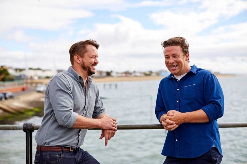 Jimmy Doherty und Jamie Oliver. – Bild: RTL /​ David Loftus /​© 2017 Jamie Oliver Enterprises Limited
