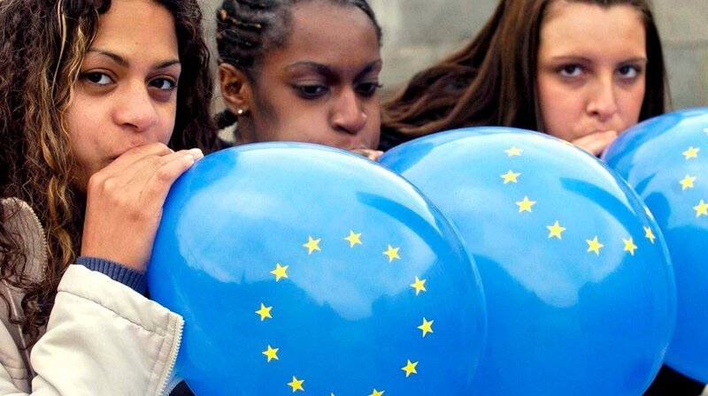 Hamburger Schülerinnen auf einer Werbeveranstaltung für die Europäische Union. Das vereinte Europa ist für die junge Generation zur Selbstverständlichkeit geworden. In den 50er-Jahren dagegen war es noch ein ferner Traum, ein Mythos, für den die Jugend demonstrierte. – Bild: phoenix/​ZDF