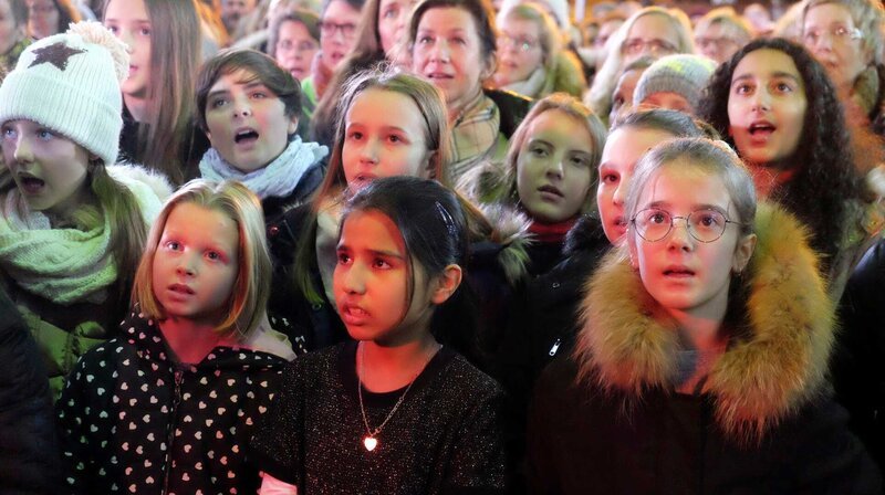 Die jungen Sängerinnen und Sänger der „Young ClassX“ übernahmen selbstbewusst einen eigenen Part. – Bild: NDR/​Jan Dieckmann