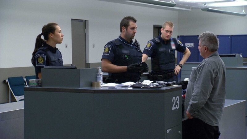 An der kanadischen Grenze haben die Beamten alle Hände voll zu tun – die Grenzbeamten haben jedoch erprobte Spürnasen und wissen genau, welcher der täglich fast 20.000 Reisenden sich verdächtig macht … – Bild: Force Four Entertainment /​ BST Media 2 Inc. Lizenzbild frei