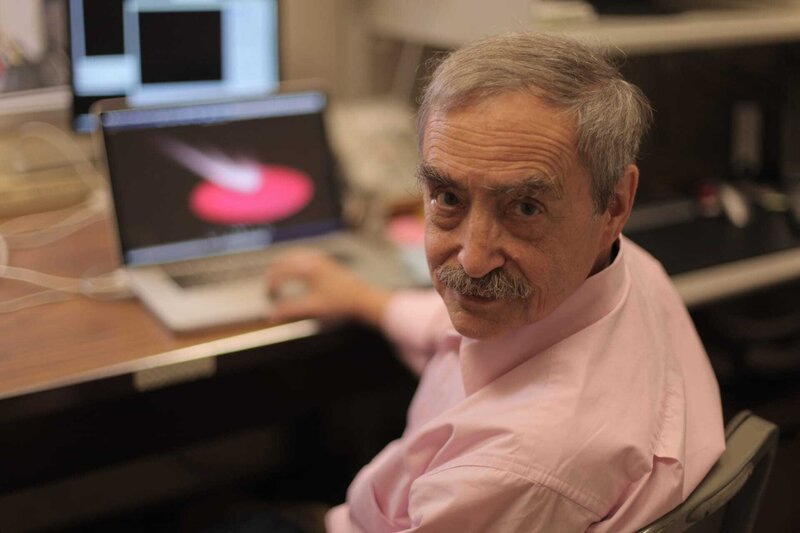 Professor Peter Schultz verdeutlicht einen Asteroideneinschlag anhand einer Simulation … – Bild: BBC 2010/Piers Leigh/Piers Leigh Professor Peter Schultz verdeutlicht einen Asteroideneinschlag anhand einer Simulation … – Bild: BBC 2010/Piers Leigh/Piers Leigh