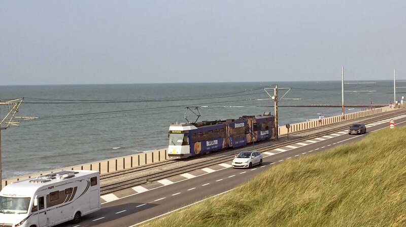 Mehr Meernähe geht nicht: Die Küstentram an der Nordsee vor Belgien. – Bild: ZDF und SWR.