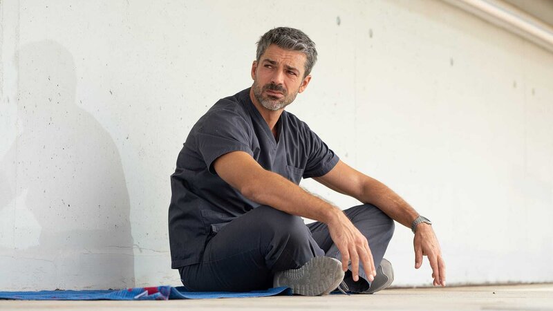 Andrea Fanti (Luca Argentero) – Bild: Erika Kuenka/​Lux/​Sony Pictures T /​ 2021 Lux Vide S.p.A.