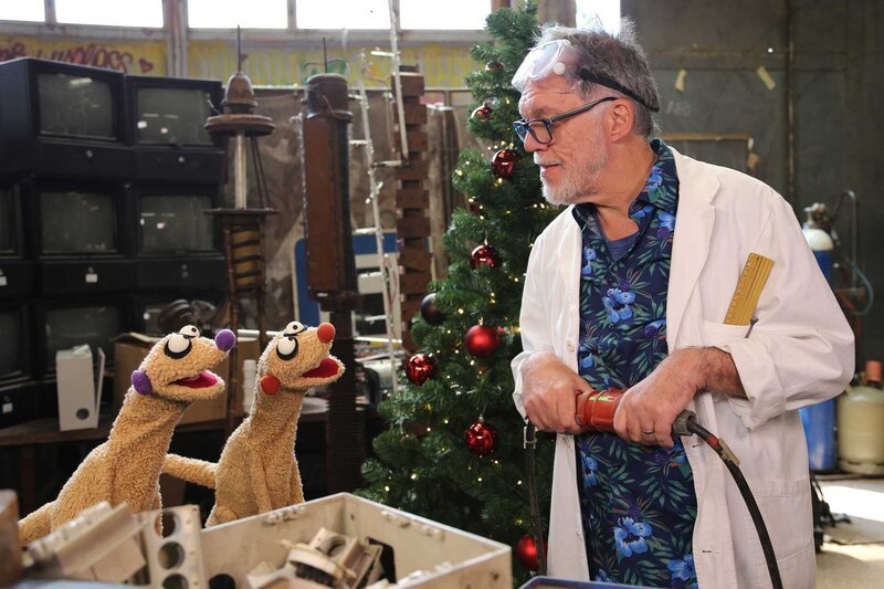 Jan und Henry besuchen den verrückten Erfinder (Wolfgang Trepper) in seiner Werkstatt. – Bild: NDR/​bigSmile