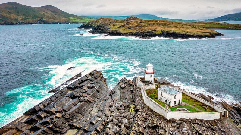 Das Valentia Lighthouse im Südwesten Irlands leitet bis heute Schiffe sicher in den Hafen. – Bild: phoenix/​ZDF/​Oliver Roetz