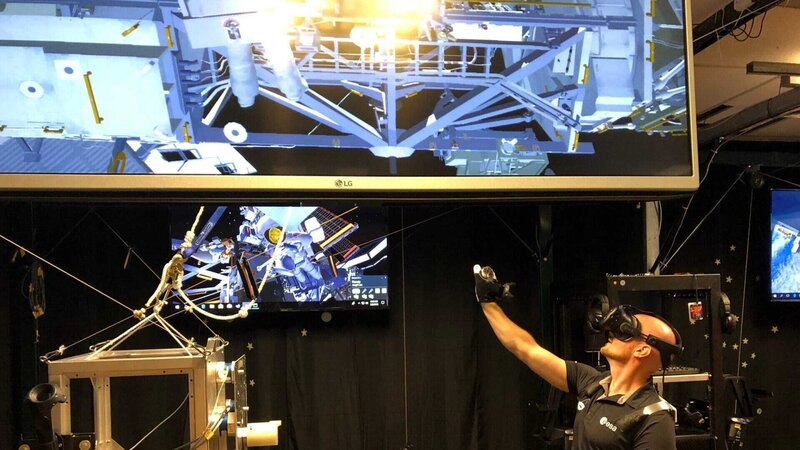 Alexander Gerst trainiert im VR-Labor der NASA in Houston für einen Außeneinsatz an der Internationalen Raumstation. – Bild: ZDF und Maike Simon./​Maike Simon
