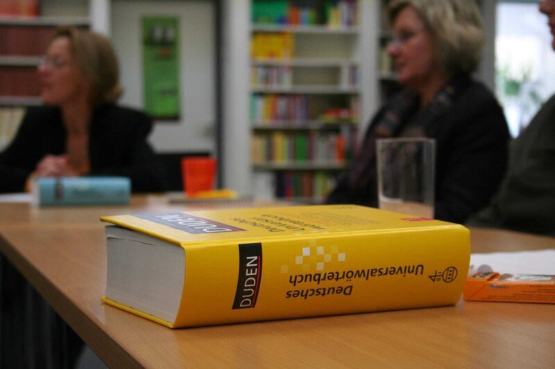 Im Duden-Verlag in Mannheim. – Bild: BR/​INTER/​AKTION GmbH