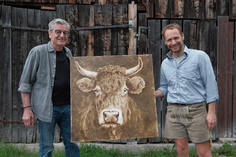 Werner Härtl aus Reichersbeuren setzt auf Nachhaltigkeit: Er malt mit Kuhdung. – Bild: HP Fischer /​ BR, megaherz gmbh /​ BR/​megaherz gmbh/​HP Fischer