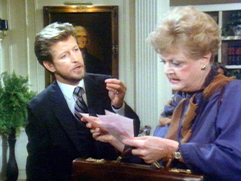 Jessica (Angela Lansbury) muss sich als Kongress-Abgeordnete mit allerlei dubiosen Beratern wie Joe Binn (Gary Sandy) herumschlagen. – Bild: Warner TV Serie