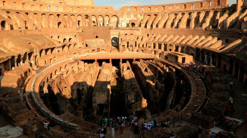 Überall im Imperium wurden Arenen gebaut, die berühmteste von allen ist das Kolosseum. Grausam war der Geschmack der Massen, hunderte Gladiatoren und Tiere mussten dort ihr Leben lassen. – Bild: PHOENIX/​ZDF/​Axel Schmidt
