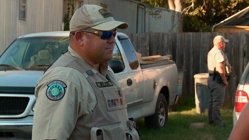 Game Warden standing next to vehicle. – Bild: Animal Planet /​ Discovery Communications