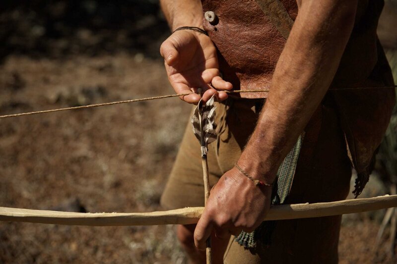 ASH FORK, ARIZ.- The bow and arrow in Tobias’s hand. – Bild: Copyright © The National Geographic Channel.