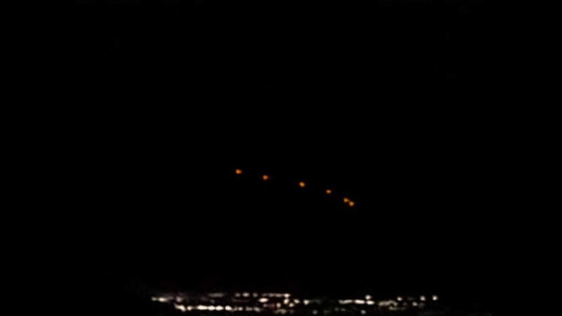Zeuen von den Phoenix-Lichtern berichteten von bizarren Lichtformationen, die sich langsam über die Stadt bewegten: Bumerangs, V-förmige Objekte, sogar ein Würfel. – Bild: WELT