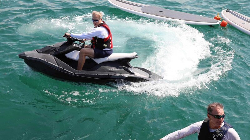 Glenn Stearns and John Elway relax with a little jet skiing off the Florida coast. – Bild: Discovery Communications, LLC